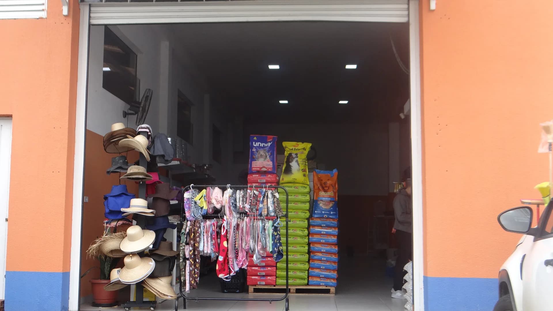 Vista da entrada da loja com produtos